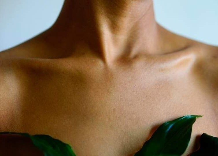 Close-up of a person's shoulders with leaves at Go Brown Mpumpalanga - Nelspruit, Mbombela, Mpumalanga, ZA.