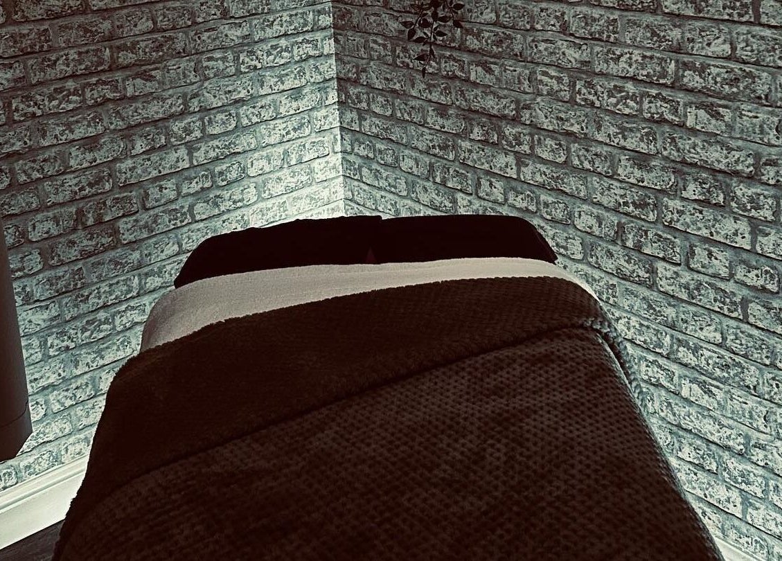 Relaxing massage bed at L&A Hairdressing and Beauty, Ruddington, England, GB.