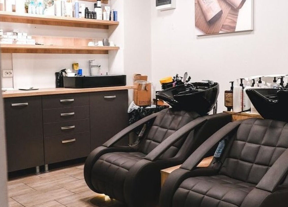 Interiorul modern la Tya Hair Stylist - Colorist, Oradea, Județul Bihor, RO, cu scaune salon confortabile.