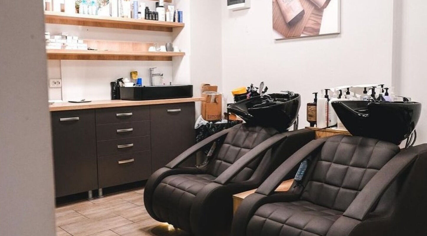 Interiorul modern la Tya Hair Stylist - Colorist, Oradea, Județul Bihor, RO, cu scaune salon confortabile.