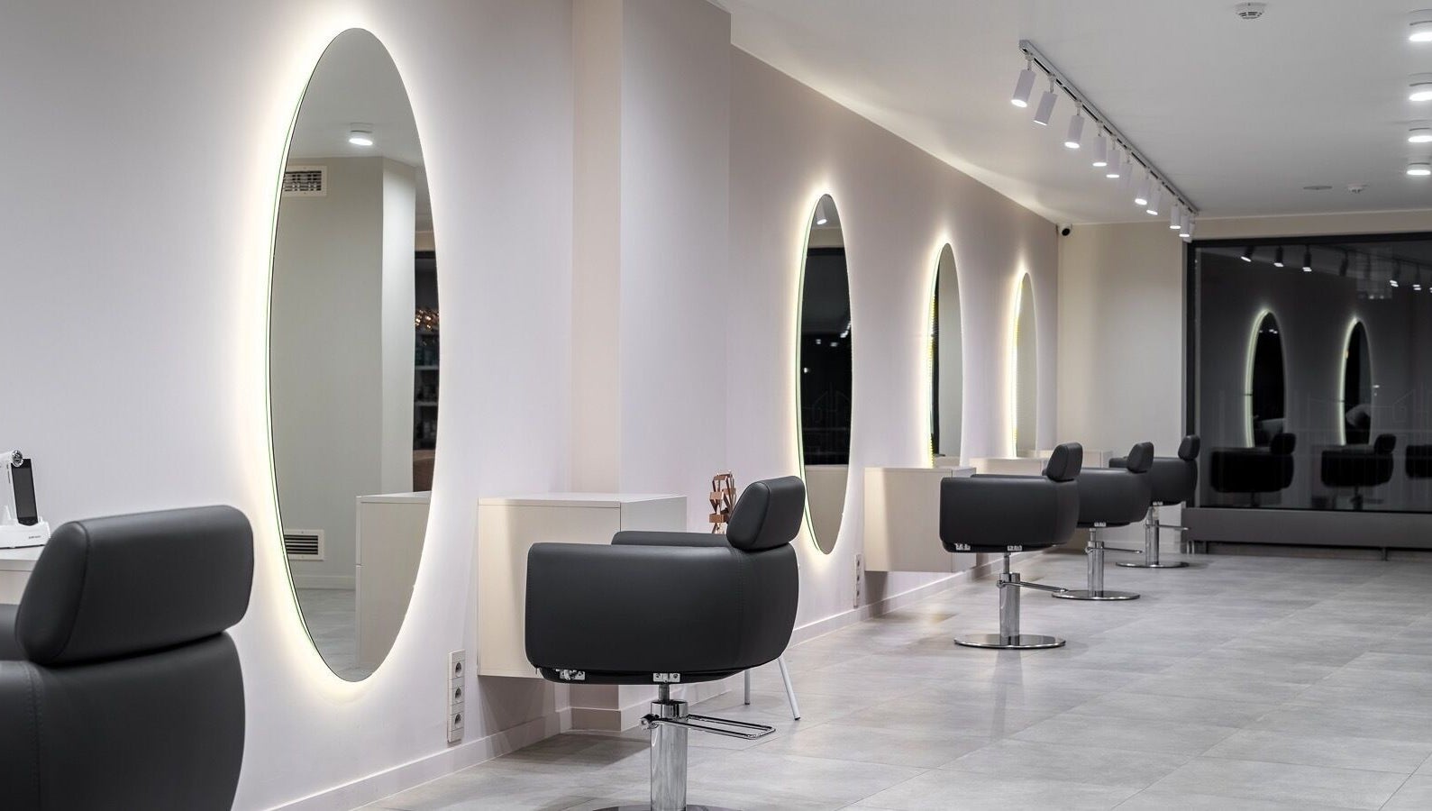 Луксозно студио на House of Balayage, София, София-град, BG, с елегантни огледала и кресла.