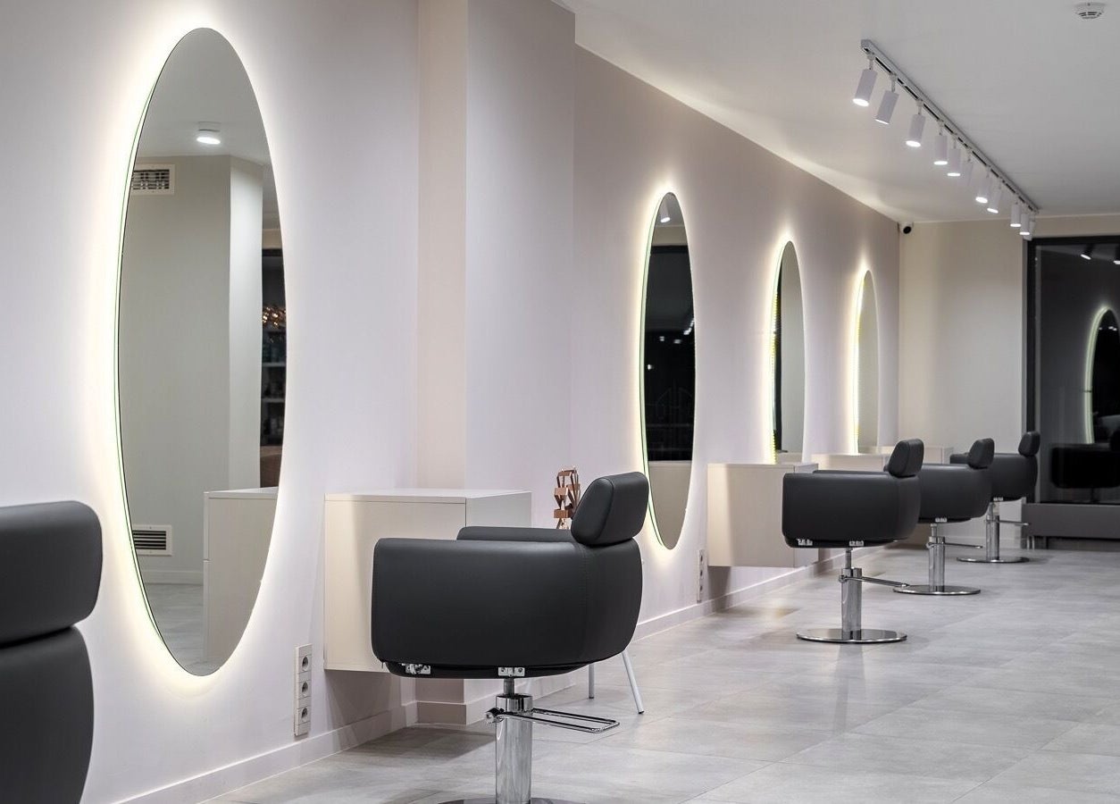 Луксозно студио на House of Balayage, София, София-град, BG, с елегантни огледала и кресла.