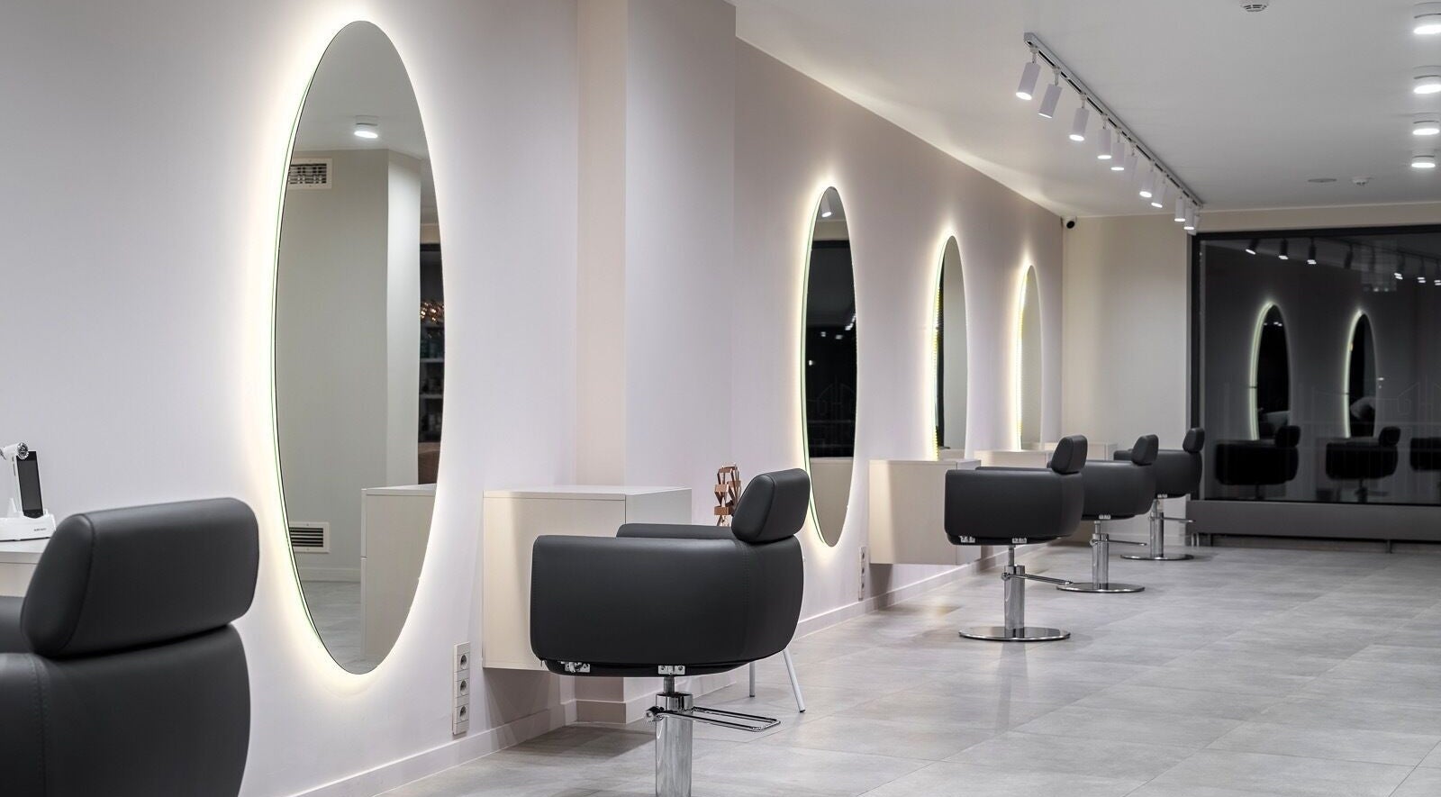 Луксозно студио на House of Balayage, София, София-град, BG, с елегантни огледала и кресла.