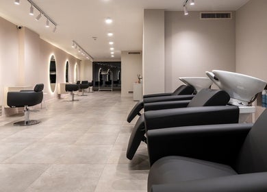 Модерен интериор на House of Balayage, София, Софийска област, BG - луксозно и стилно студио.