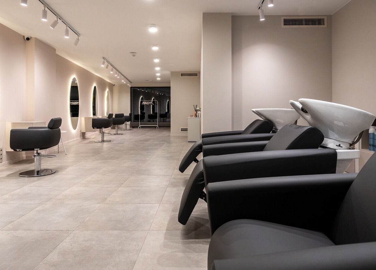 Модерен интериор на House of Balayage, София, Софийска област, BG - луксозно и стилно студио.