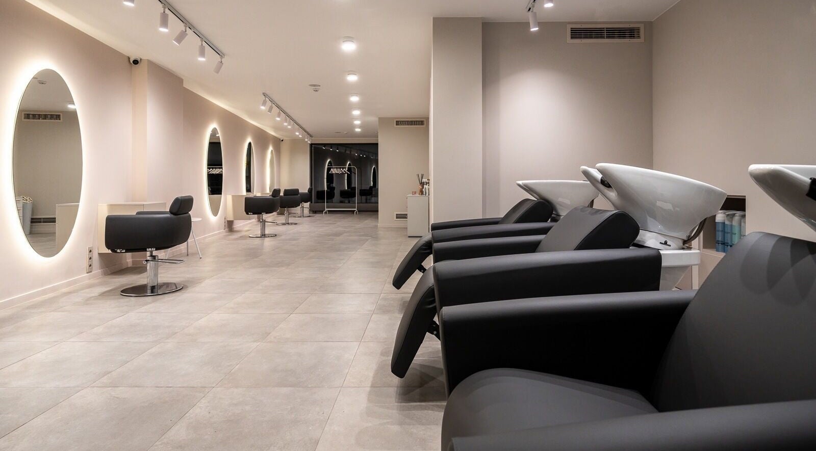 Модерен интериор на House of Balayage, София, Софийска област, BG - луксозно и стилно студио.