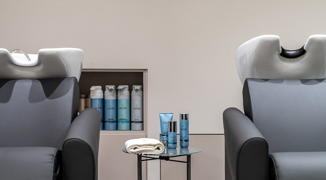 Модерни седалки и продукти в House of Balayage, София, София-град, BG.