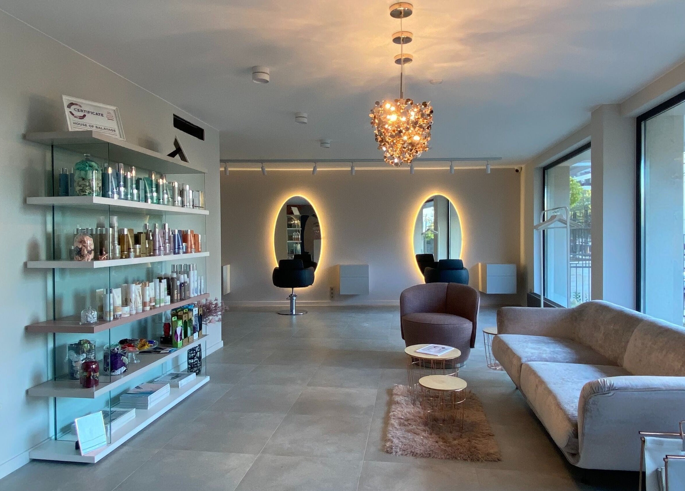 Луксозен интериор на House of Balayage в София, София-град, BG с модерни мебели и декоративни огледала.