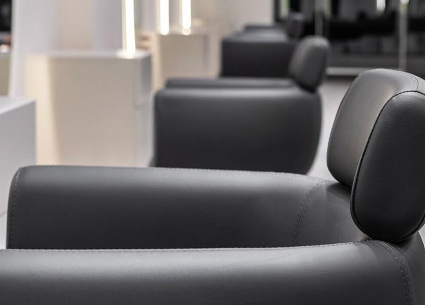 Черни кресла в House of Balayage, София, Софийска област, БГ, създаващи уютна атмосфера за клиенти.