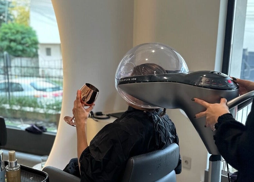 Клиент в House of Balayage, София, Sofia City Province, BG, се наслаждава на релаксиращо лечение за коса.