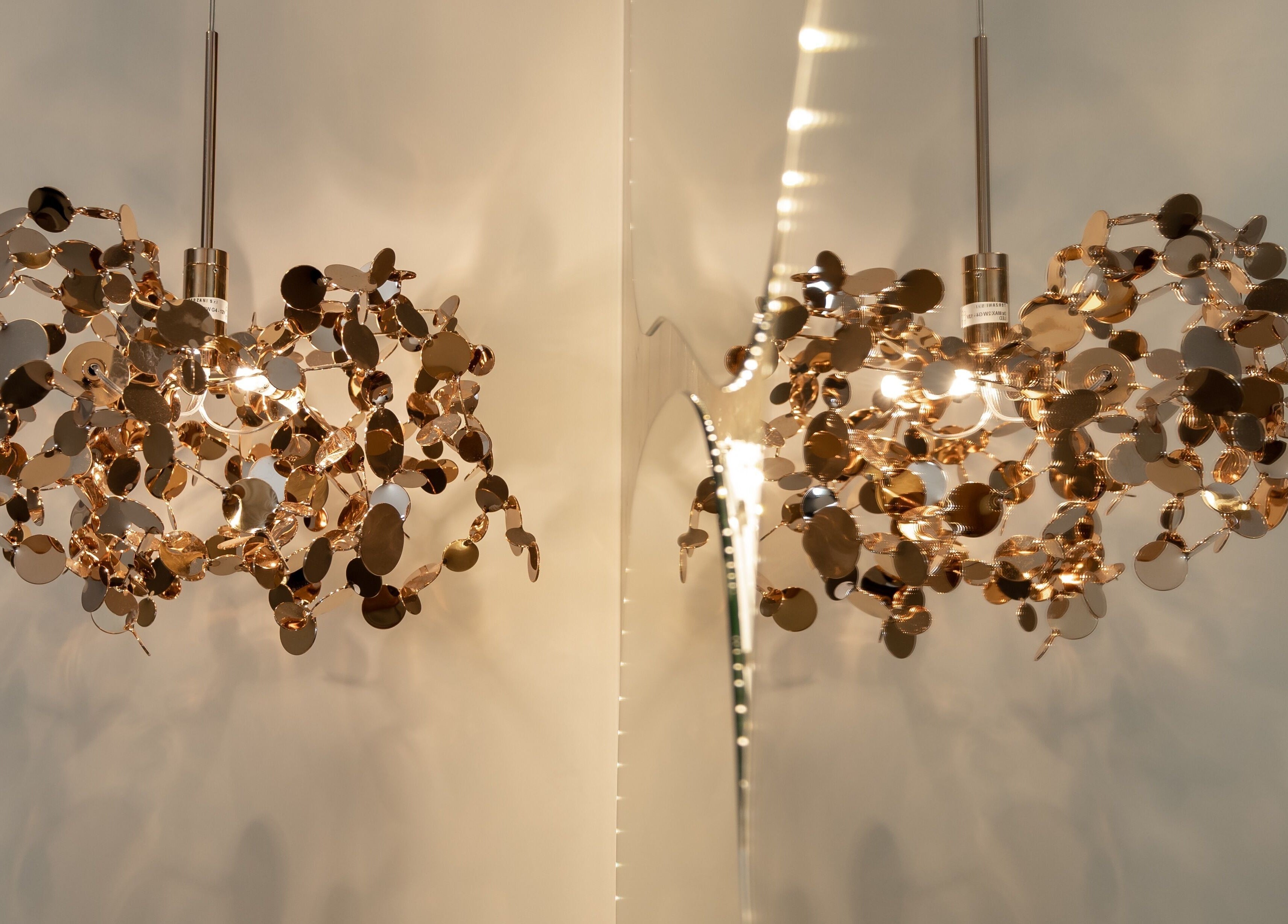 Елегантни златни лампи в House of Balayage, София, Софийска област, BG.