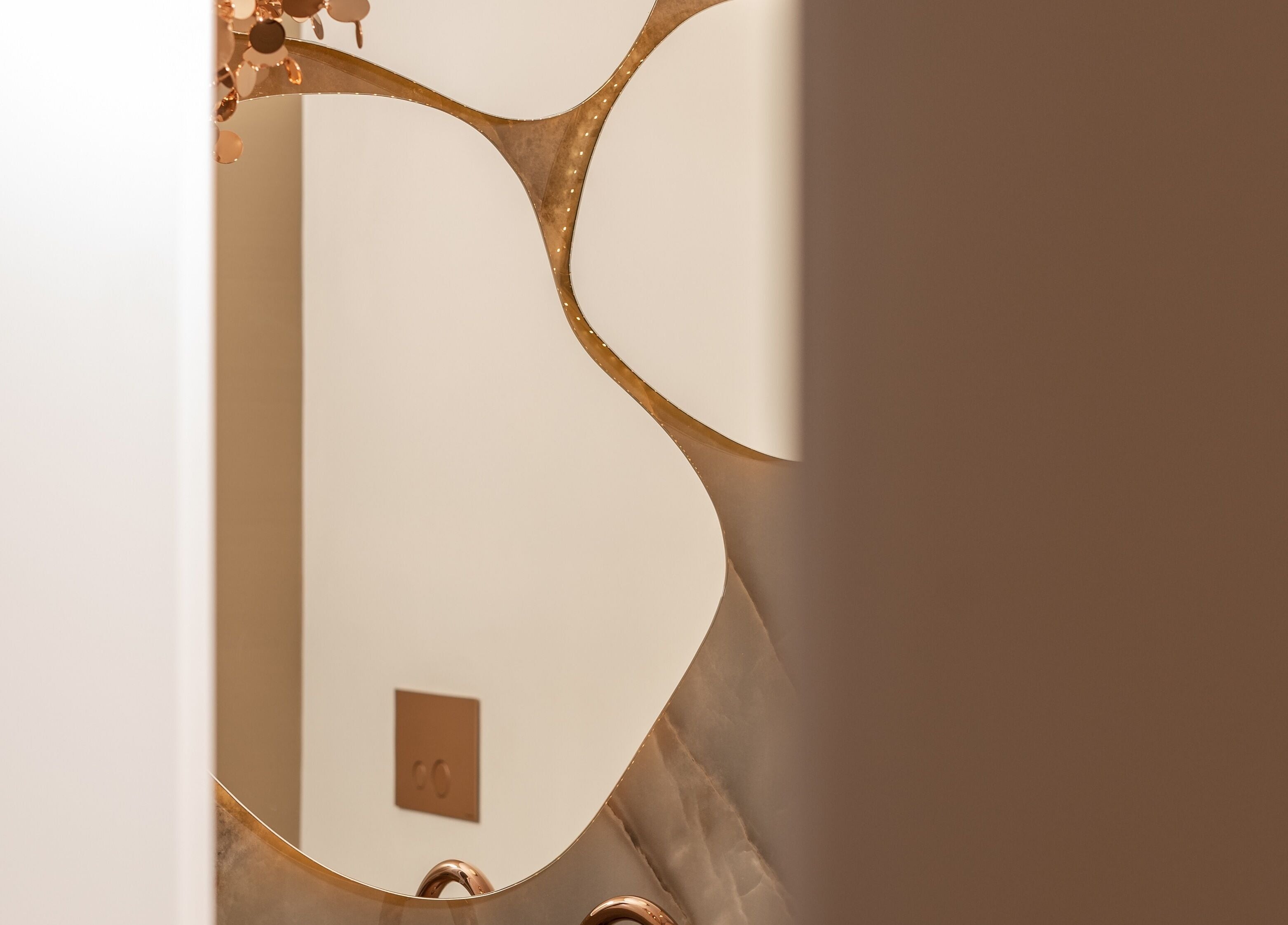 Абстрактен дизайн на огледало в House of Balayage, София, София-град, BG.