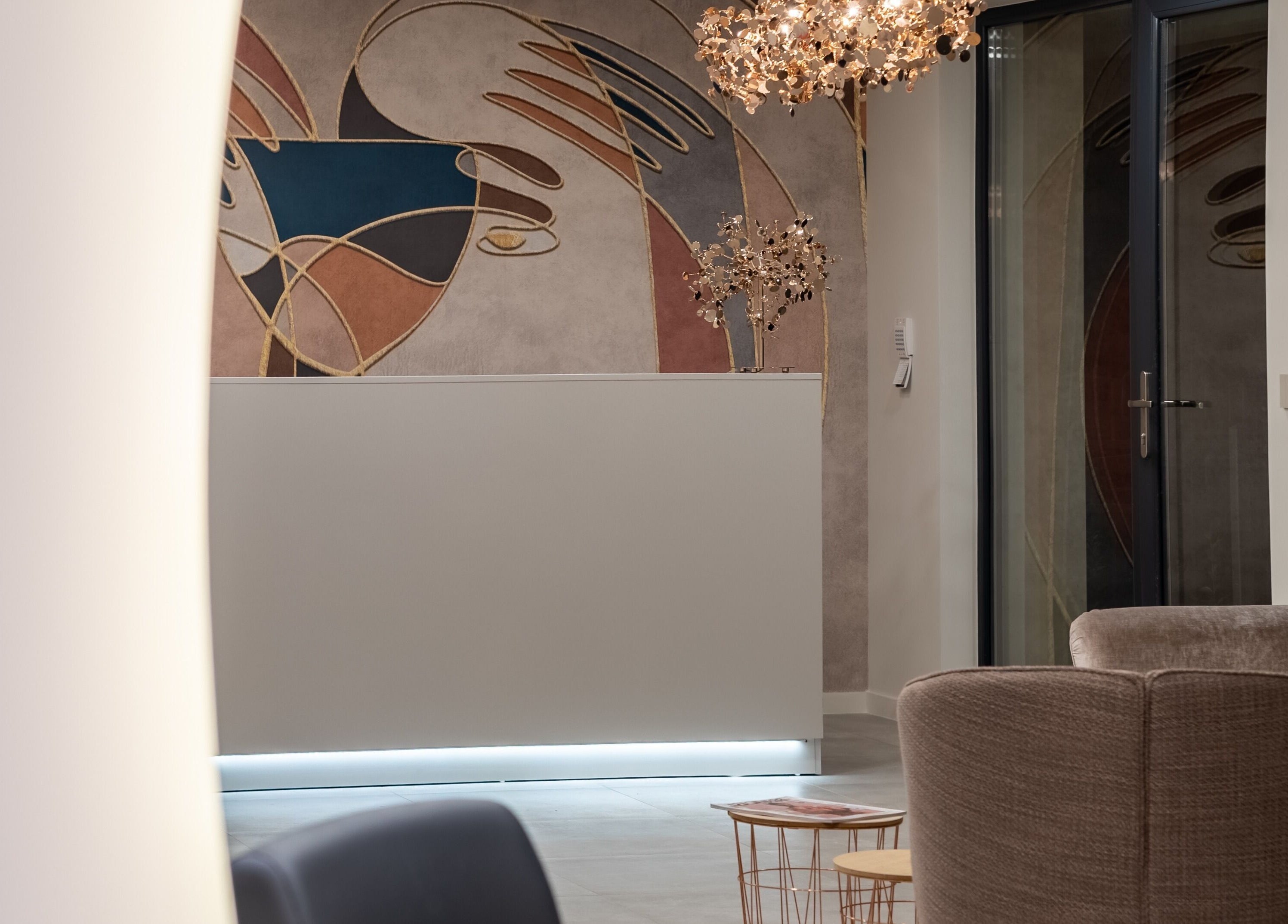 Интериорът на House of Balayage в София, Софийска област, BG с елегантно обзавеждане и изискан декор.