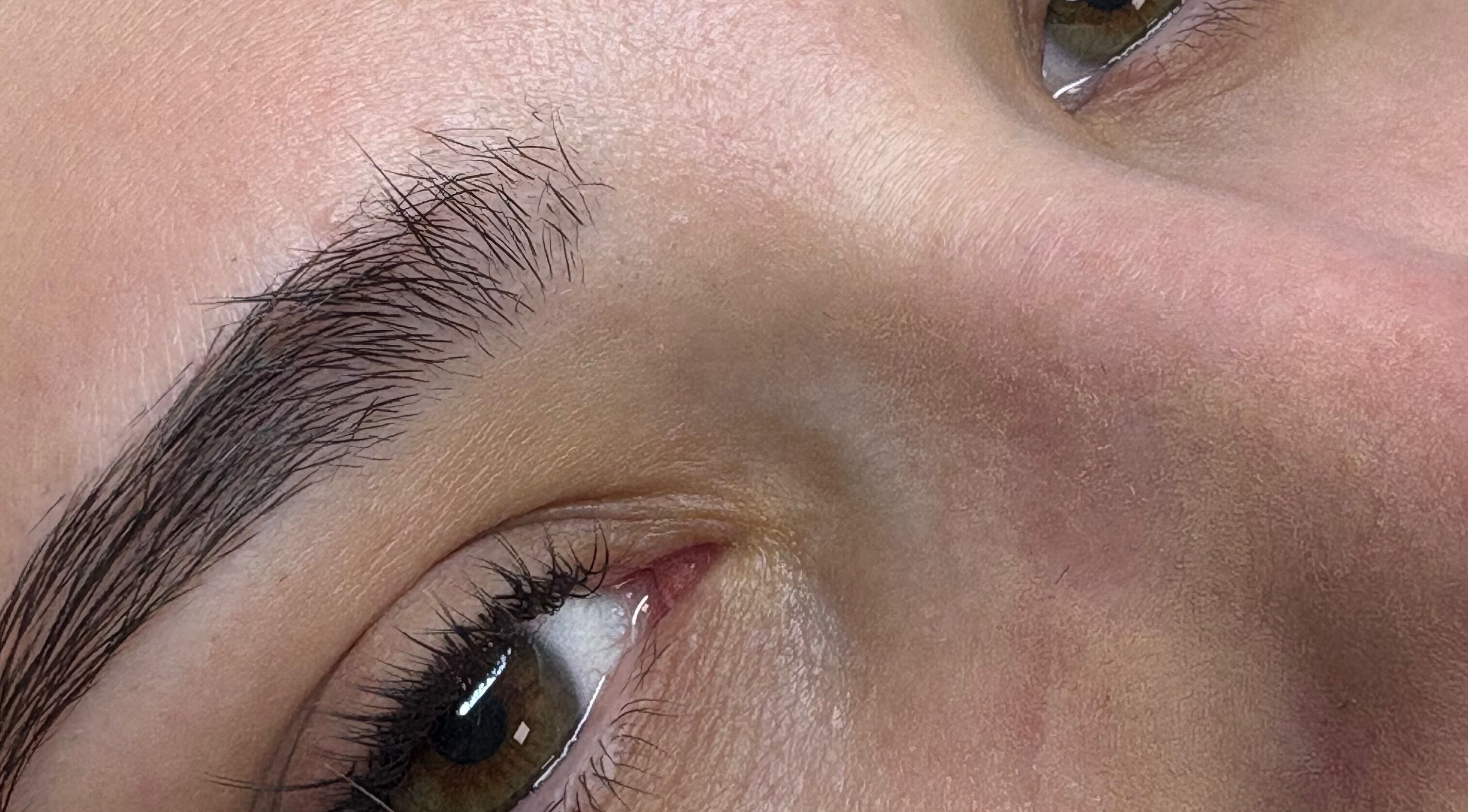 Natančna bližnja posnetek popolnih obrvi v Beauty Pro Lab, Bratislavský kraj, Bratislavský kraj, SK.