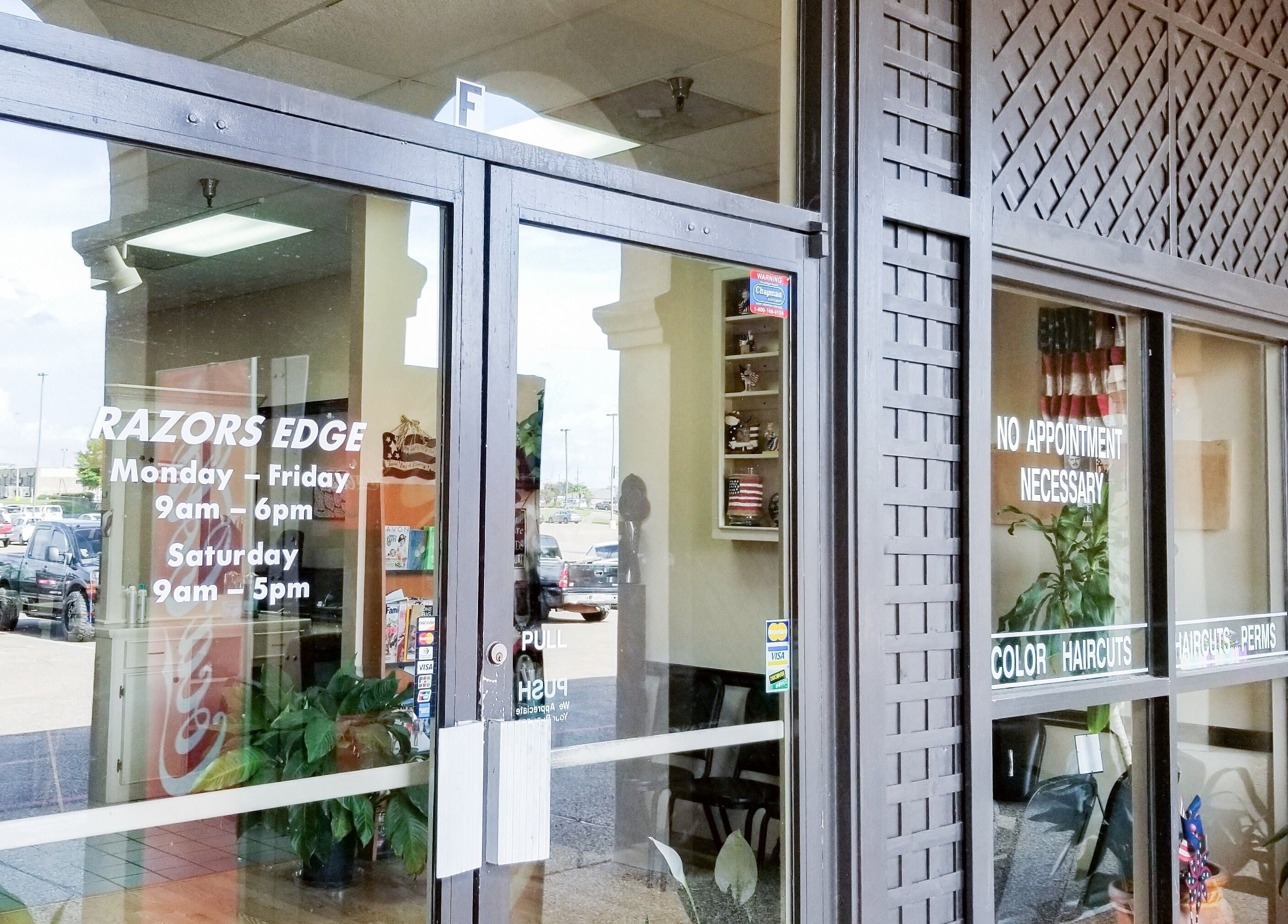 Razors Edge Hair Salon entrance in Hattiesburg, Mississippi, US, showcasing inviting glass doors.