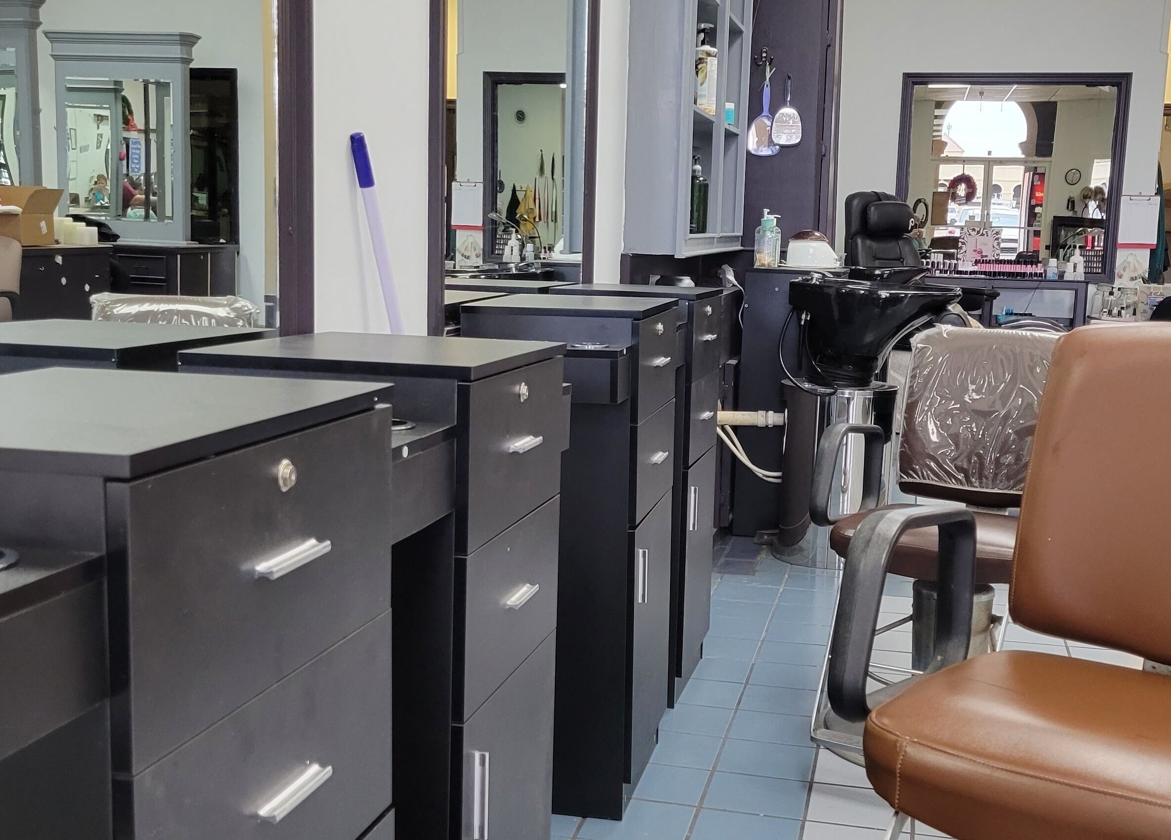 Razors Edge Hair Salon in Hattiesburg, Mississippi, US features modern styling stations and sleek decor.