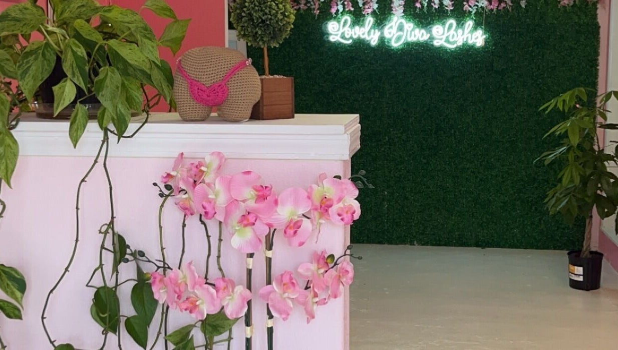 Lovely Diva Lashes reception in Lytle, Texas, US adorned with pink orchids and vibrant green plants.