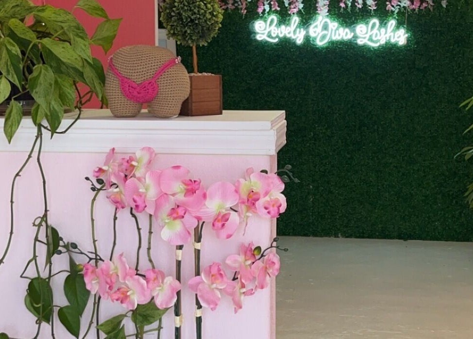Lovely Diva Lashes reception in Lytle, Texas, US adorned with pink orchids and vibrant green plants.