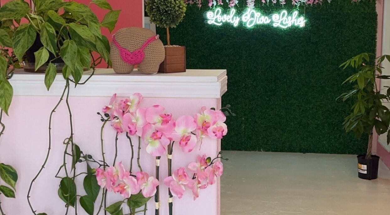 Lovely Diva Lashes reception in Lytle, Texas, US adorned with pink orchids and vibrant green plants.