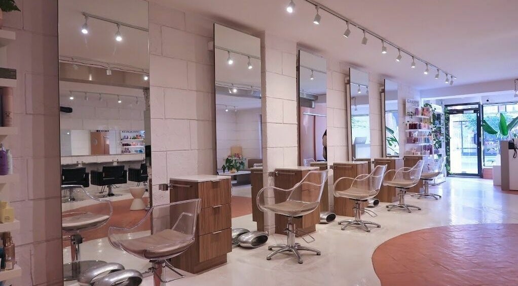 Intérieur moderne de Salon Gamme avec des chaises transparentes à Montréal, Québec, CA.