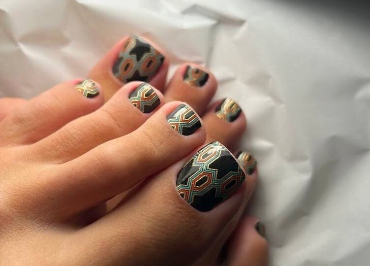Artistic toe nail design at Beauty Hunters The Pearl in Doha, QA.