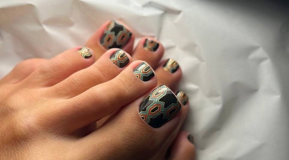 Artistic toe nail design at Beauty Hunters The Pearl in Doha, QA.