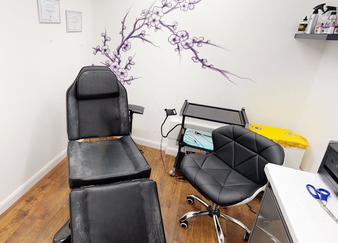 The Avalon Rooms, Witney, England, GB: Cozy treatment room with modern decor and floral wall art.