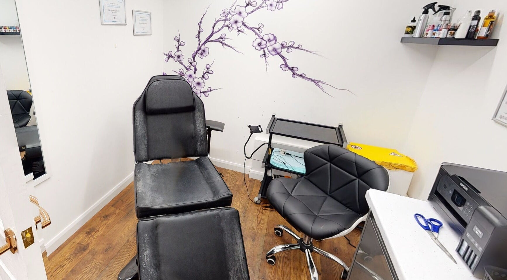 The Avalon Rooms, Witney, England, GB: Cozy treatment room with modern decor and floral wall art.