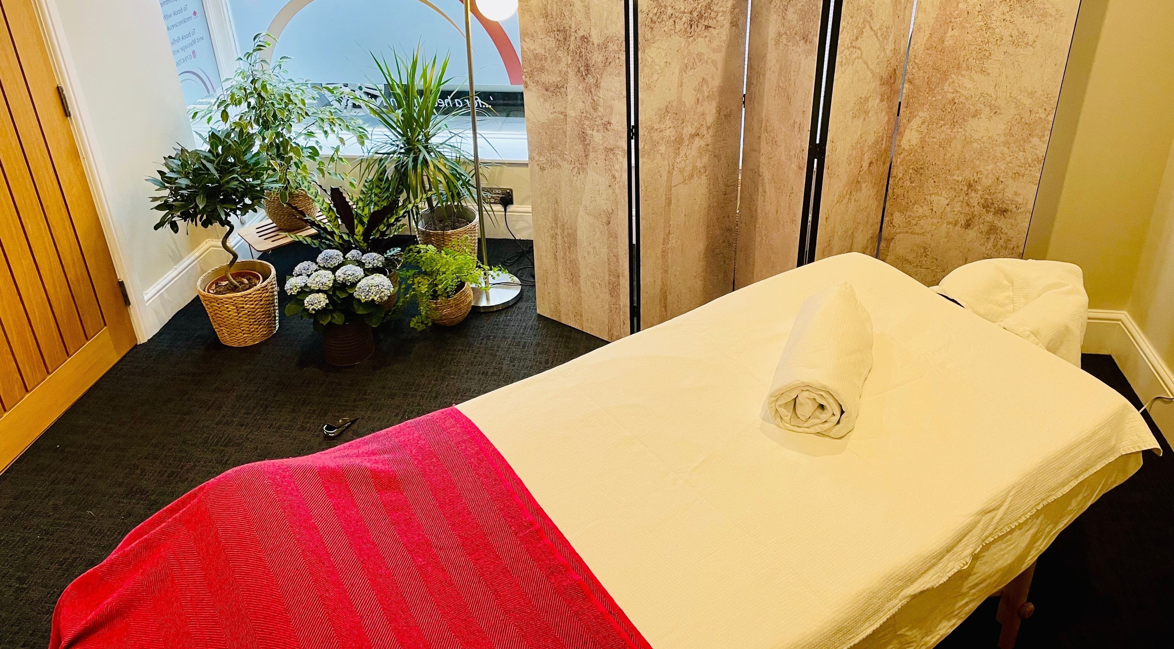 Tranquil massage room at Recharge with Katrina -Henley on Thames, Henley-on-thames, England, GB. Cozy ambiance with plants.