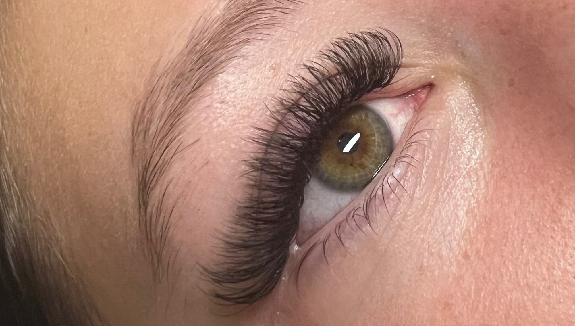 Lush eyelash extensions at Tegan Maree Beauty, Orange, New South Wales, AU, showcasing intricate detail.