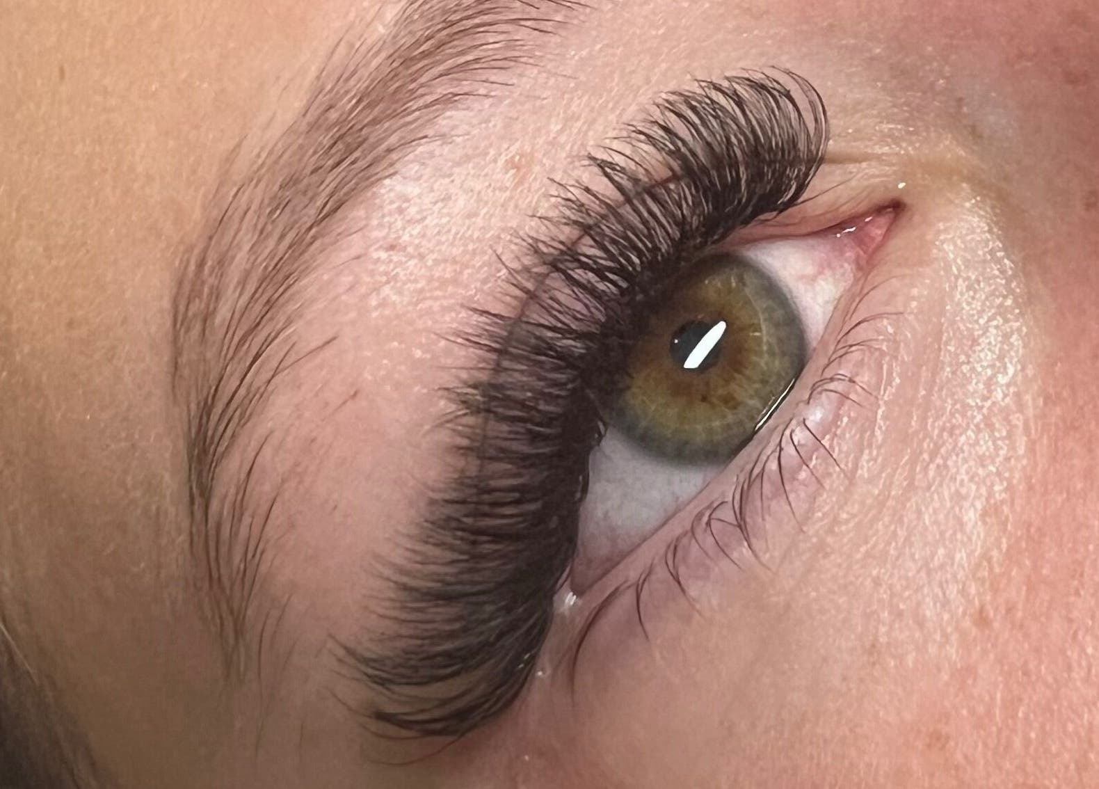 Lush eyelash extensions at Tegan Maree Beauty, Orange, New South Wales, AU, showcasing intricate detail.