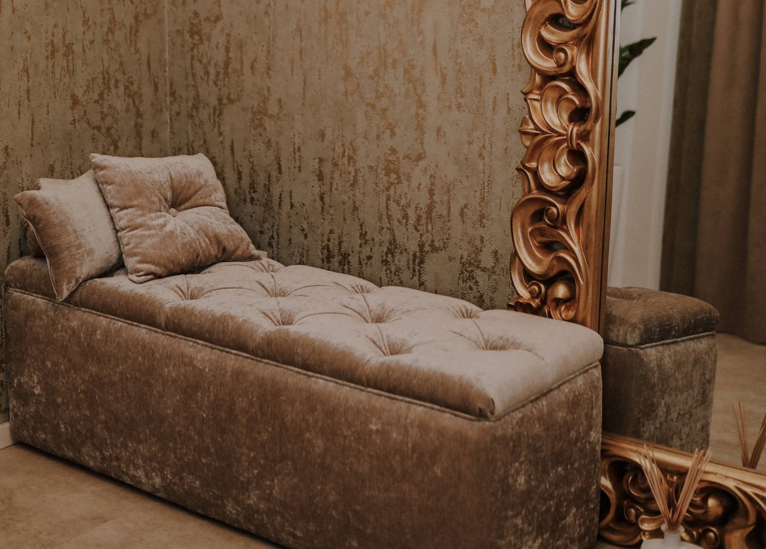 Elegantní pohovka v Quir - Clinic Lounge, Trnavský kraj, Trnavský kraj, SK, s vyřezávaným zrcadlem v pozadí.