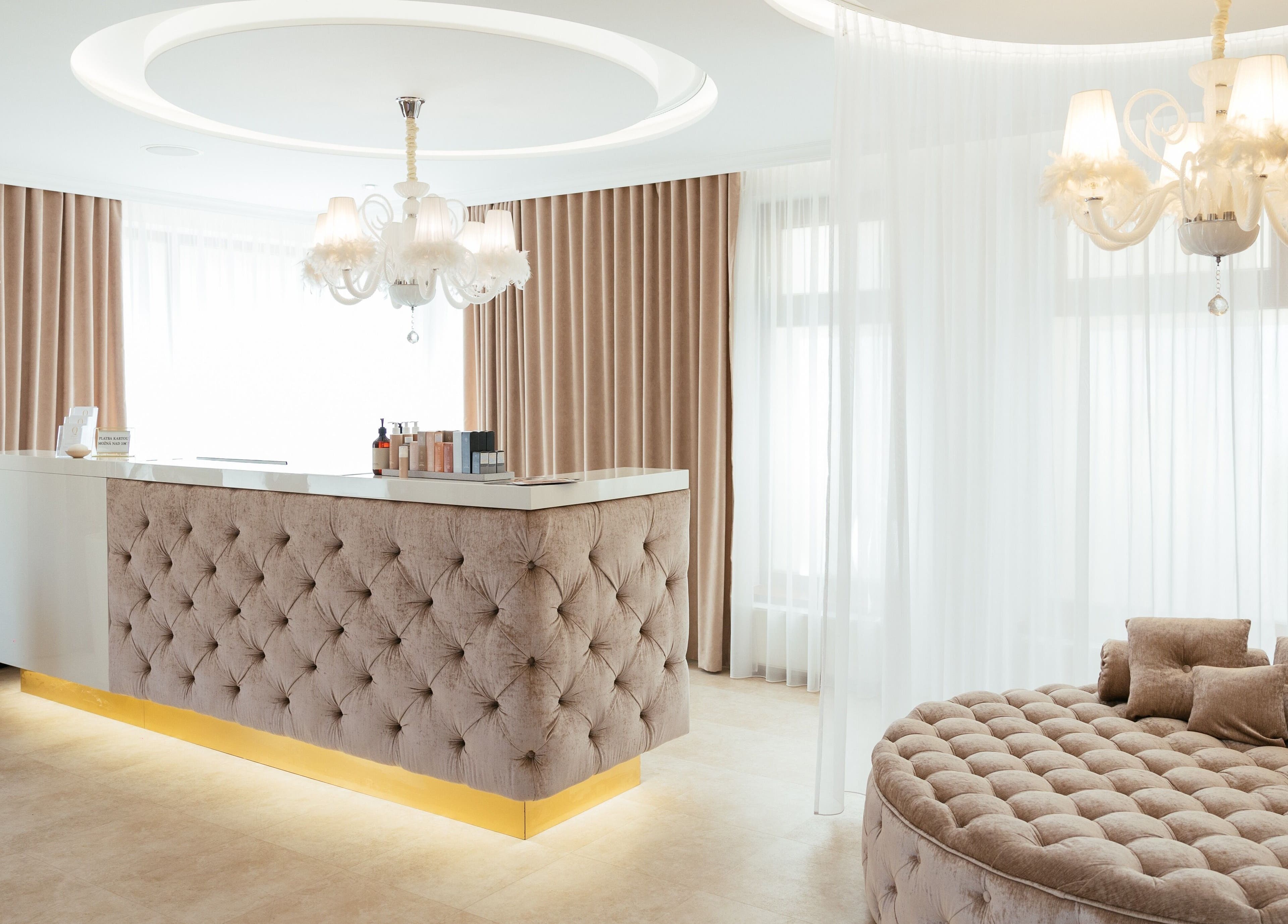 Elegantní interiér Quir - Clinic Lounge, Trnavský kraj, SK s luxusními lustry a pohodlným posezením.