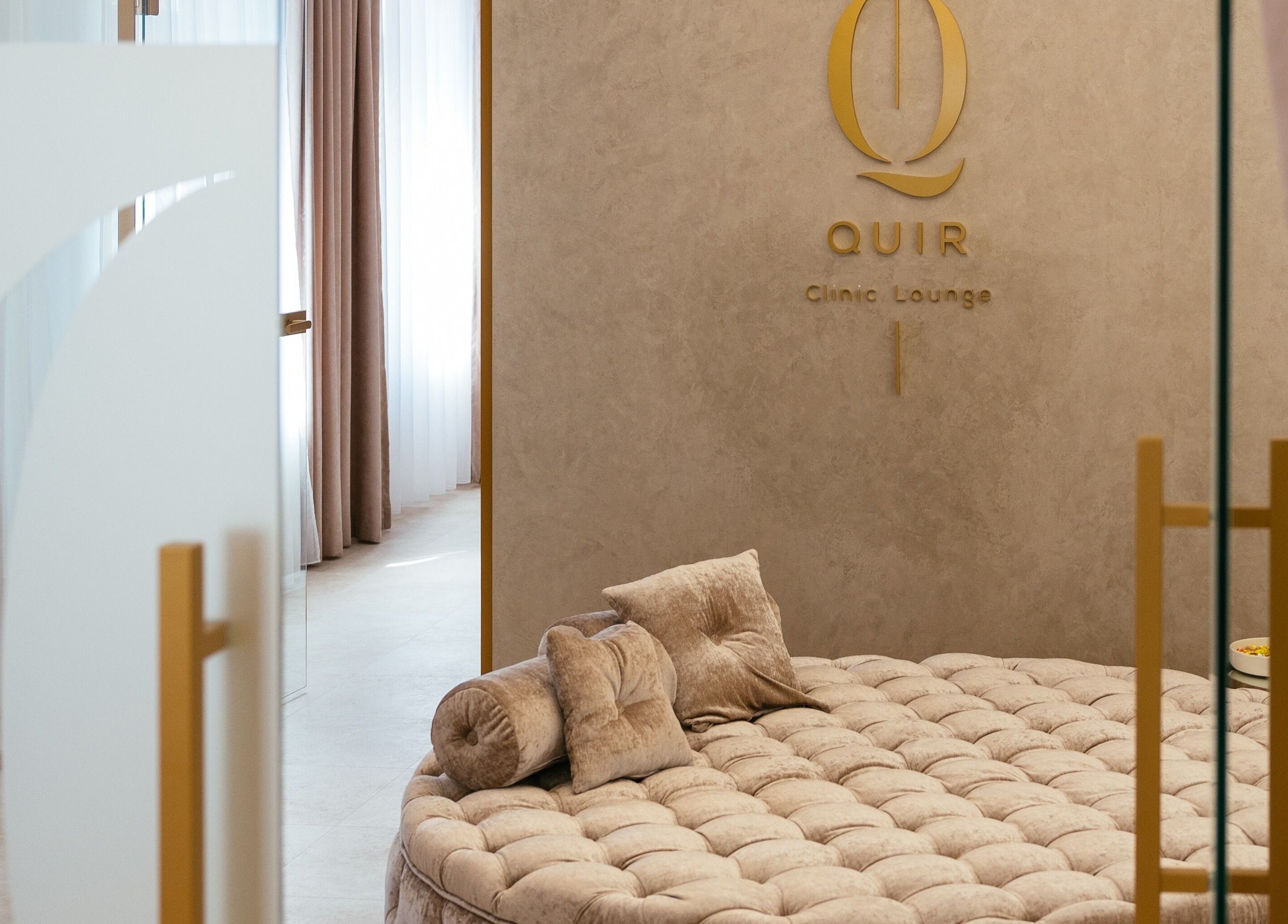 Luxusní interiér Quir - Clinic Lounge v Trnavský kraj, SK s komfortním gaučem.