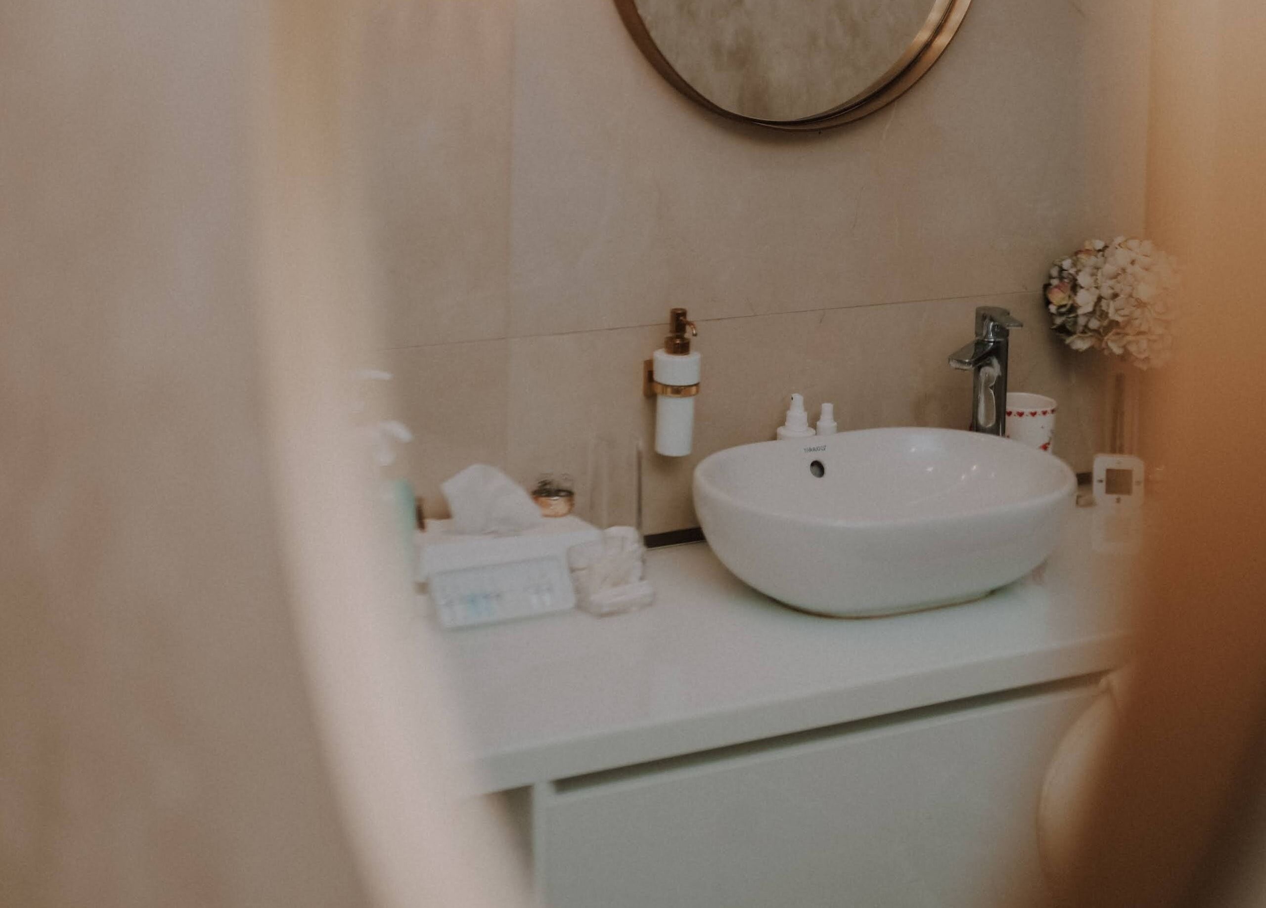 Stylová umývárna v Quir - Clinic Lounge, Trnavský kraj, SK se zrcadlem a dekoracemi.