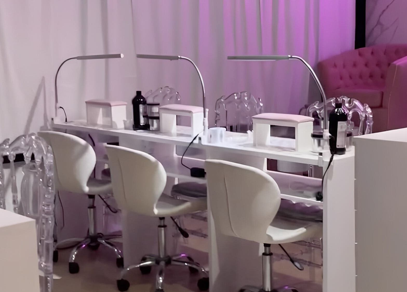 Estación de manicura moderna en Rich Beauty Studio, Castelar, Provincia de Buenos Aires, AR.