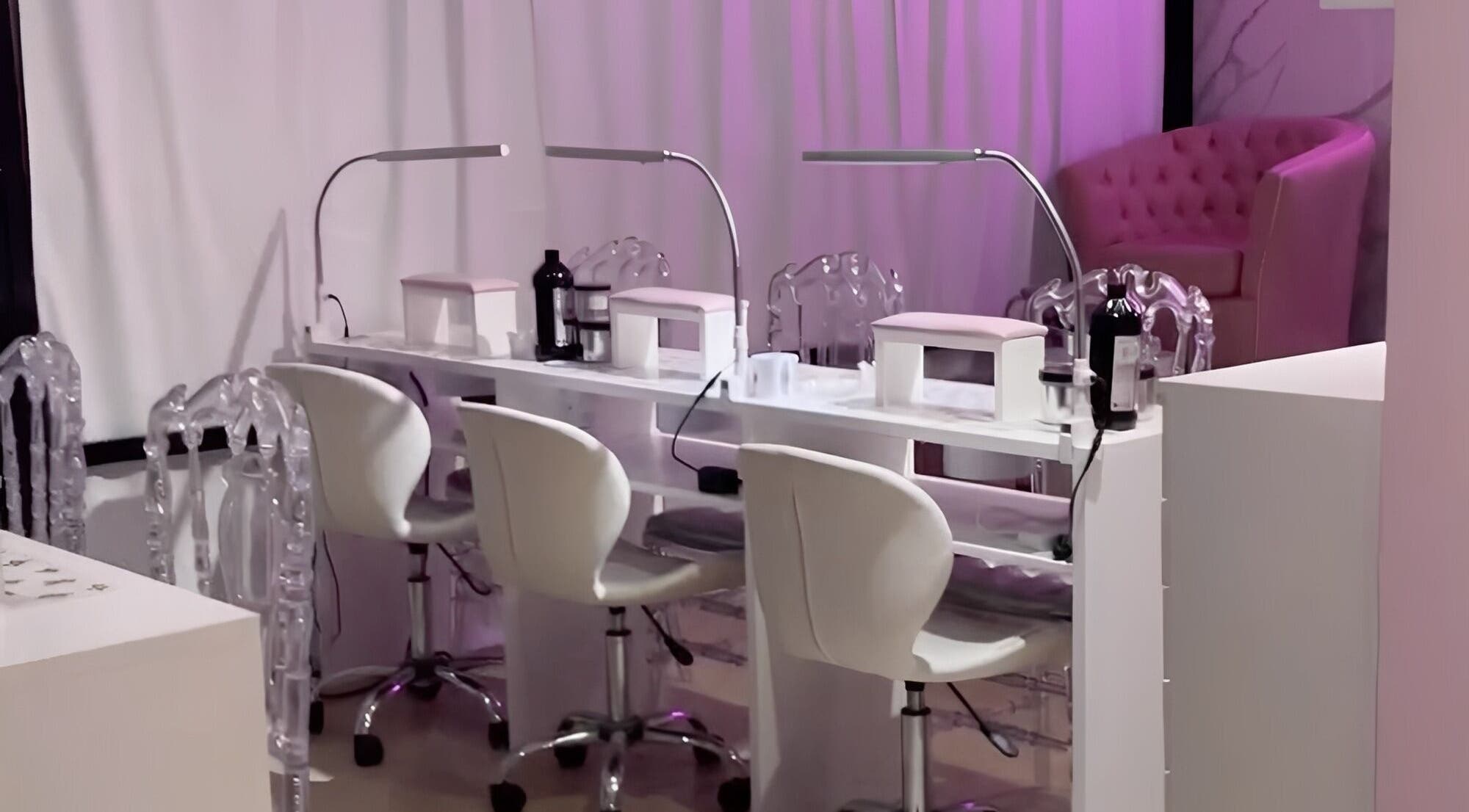 Estación de manicura moderna en Rich Beauty Studio, Castelar, Provincia de Buenos Aires, AR.