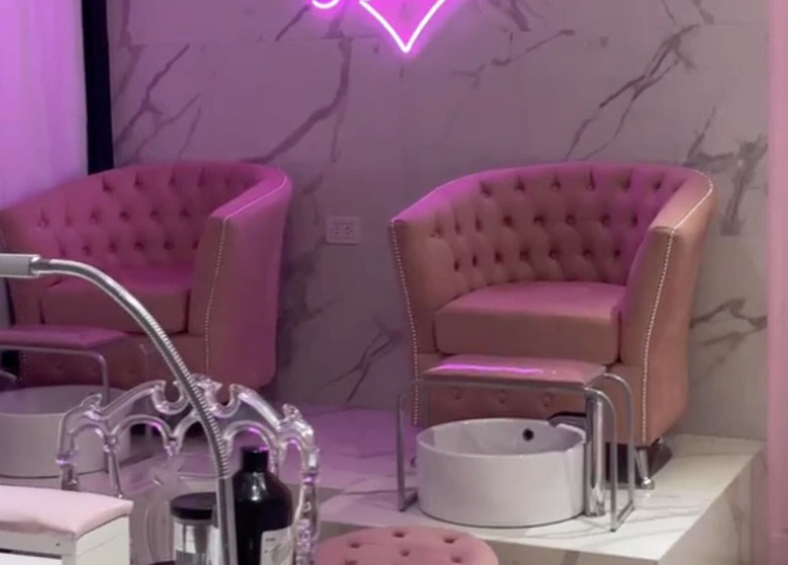 Sillas rosadas en Rich Beauty Studio, Castelar, Provincia de Buenos Aires, AR, con un estilo elegante.