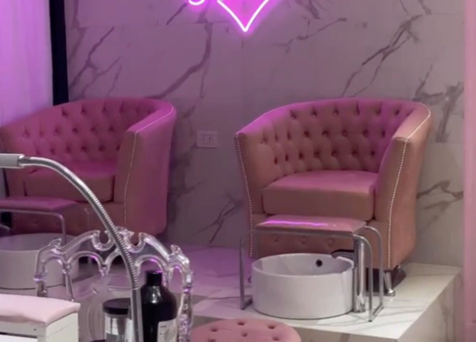 Sillas rosadas en Rich Beauty Studio, Castelar, Provincia de Buenos Aires, AR, con un estilo elegante.