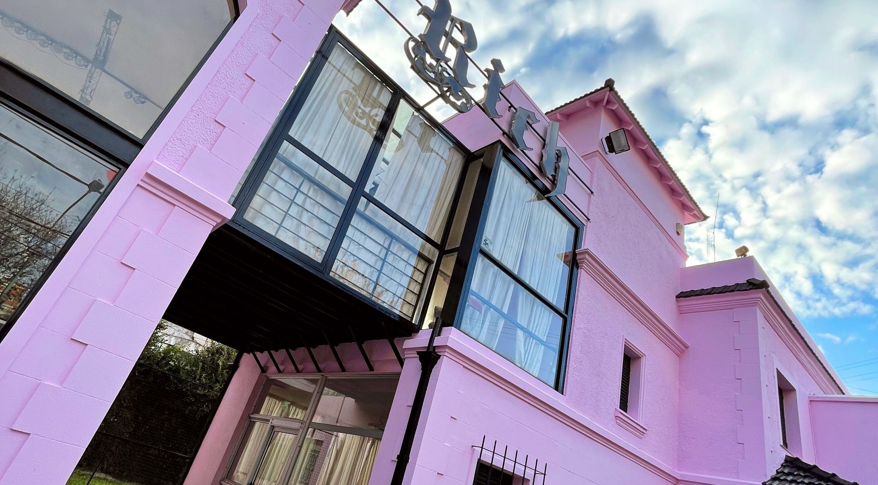 Fachada de Rich Beauty Studio en Castelar, Provincia de Buenos Aires, AR, con diseño moderno en rosa.