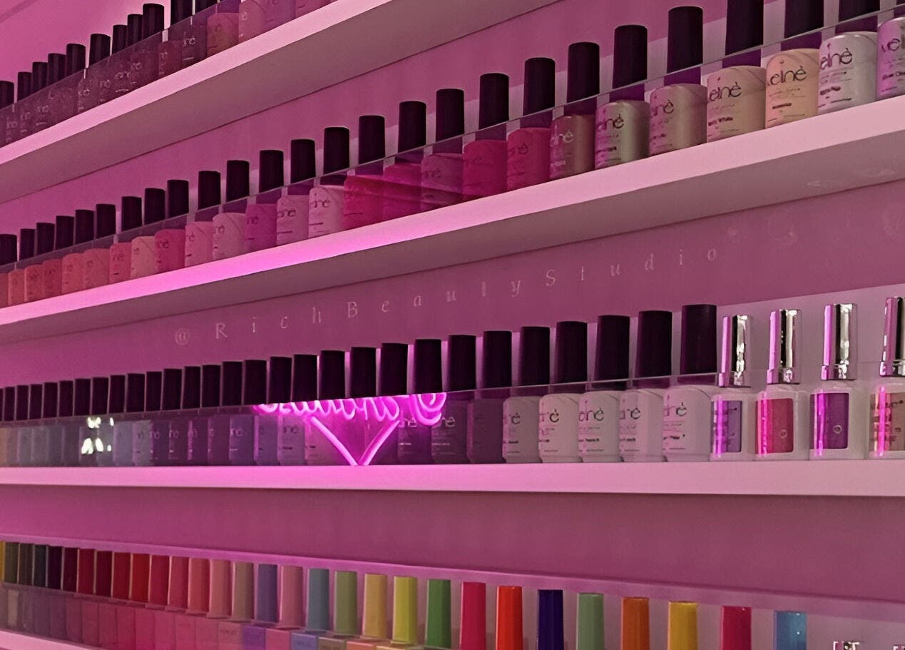 Estantes de esmaltes coloridos en Rich Beauty Studio, Castelar, Provincia de Buenos Aires, AR.