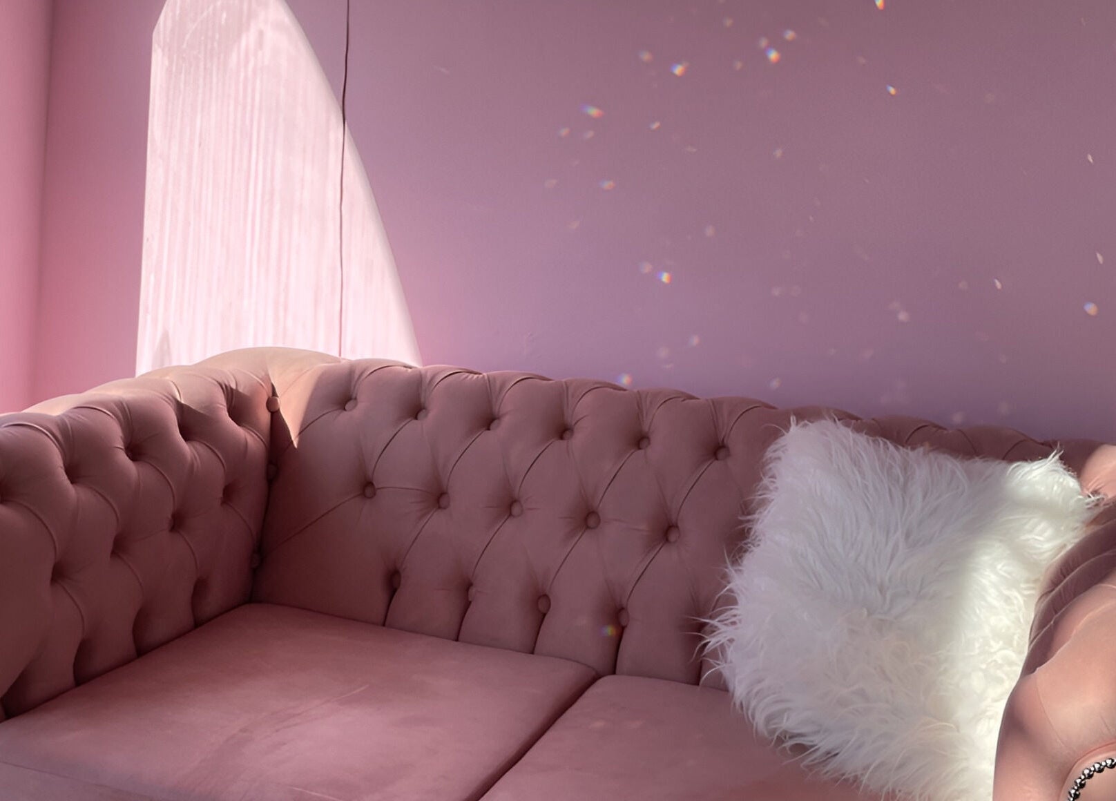 Elegante sofá rosa en Rich Beauty Studio, Castelar, Provincia de Buenos Aires, AR. Destaca una atmósfera acogedora.