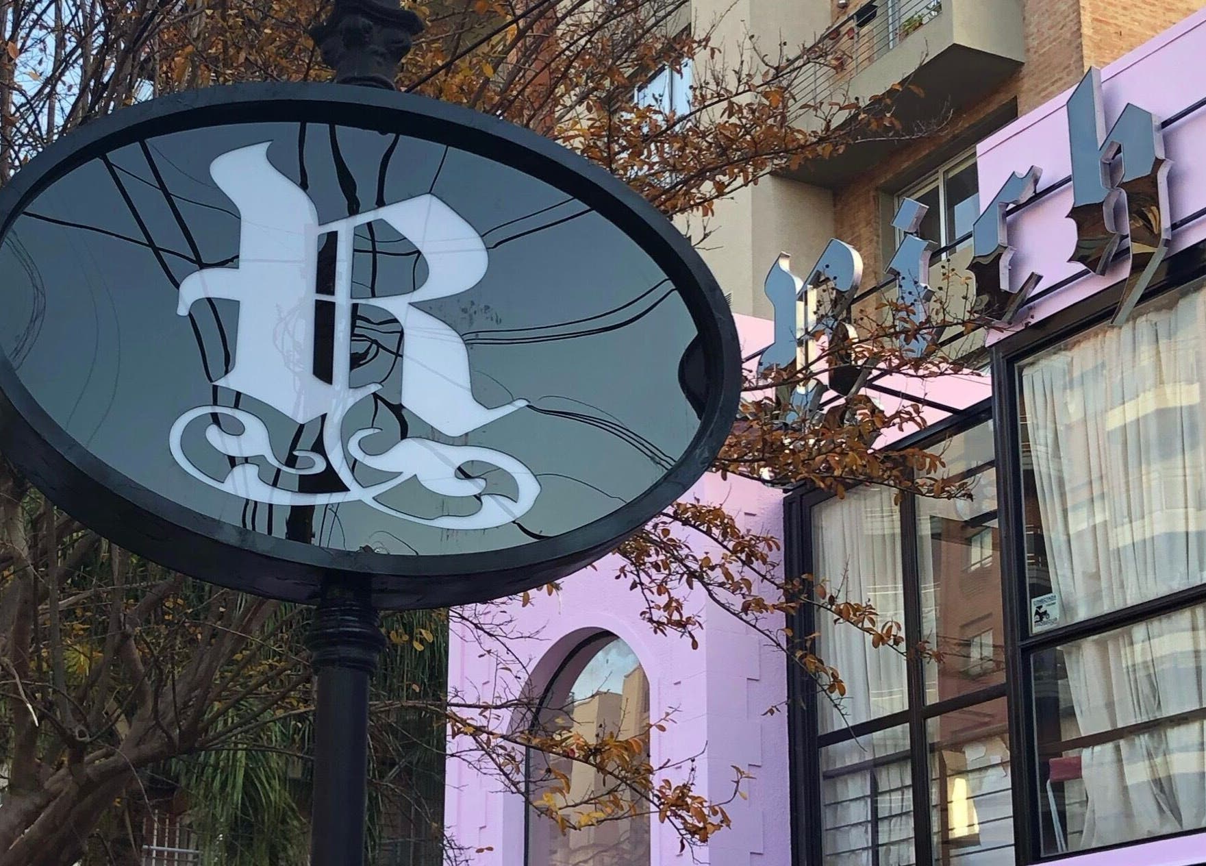 Fachada de Rich Beauty Studio en Castelar, Provincia de Buenos Aires, AR, mostrando su distintivo cartel.