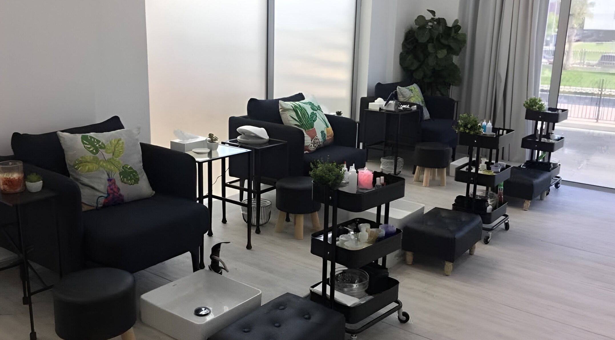Comfortable seating at Pause Beauty Studio, Al Sayh, Muḥarraq, BH, ideal for relaxation and pampering.