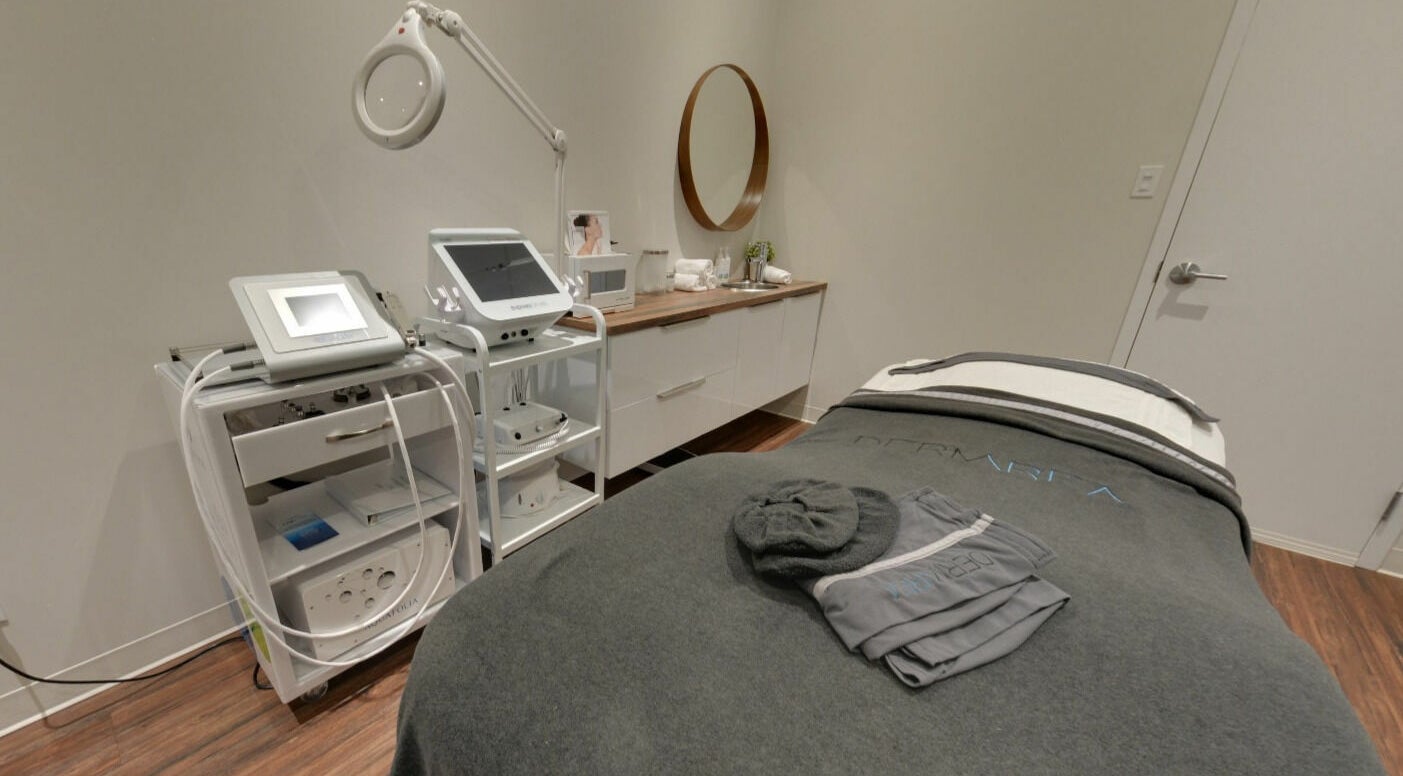 Salle de soin moderne à Clinique Dermarea Inc., Mirabel, Québec, CA, avec équipements de bien-être.