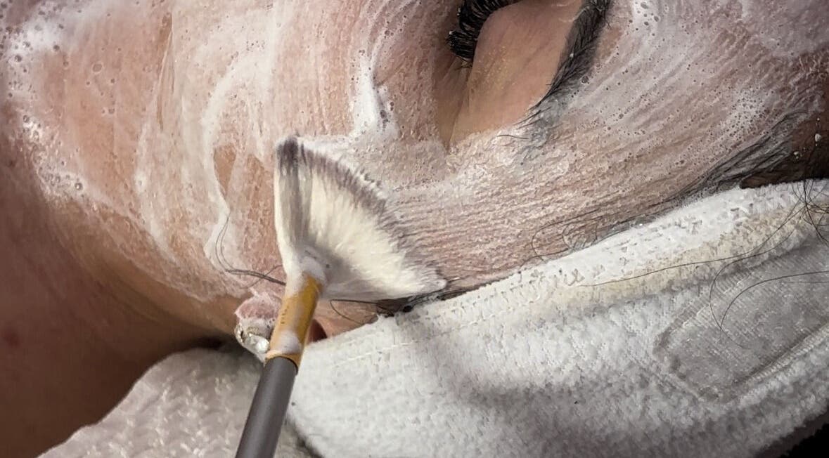 Facial treatment at Moonskyn, Montréal, Québec, CA, featuring a soothing foam mask applied with precision.