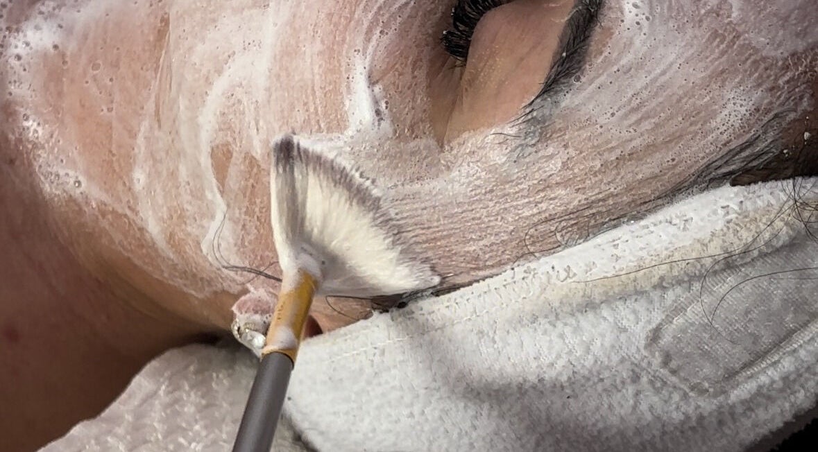 Facial treatment at Moonskyn, Montréal, Québec, CA, featuring a soothing foam mask applied with precision.