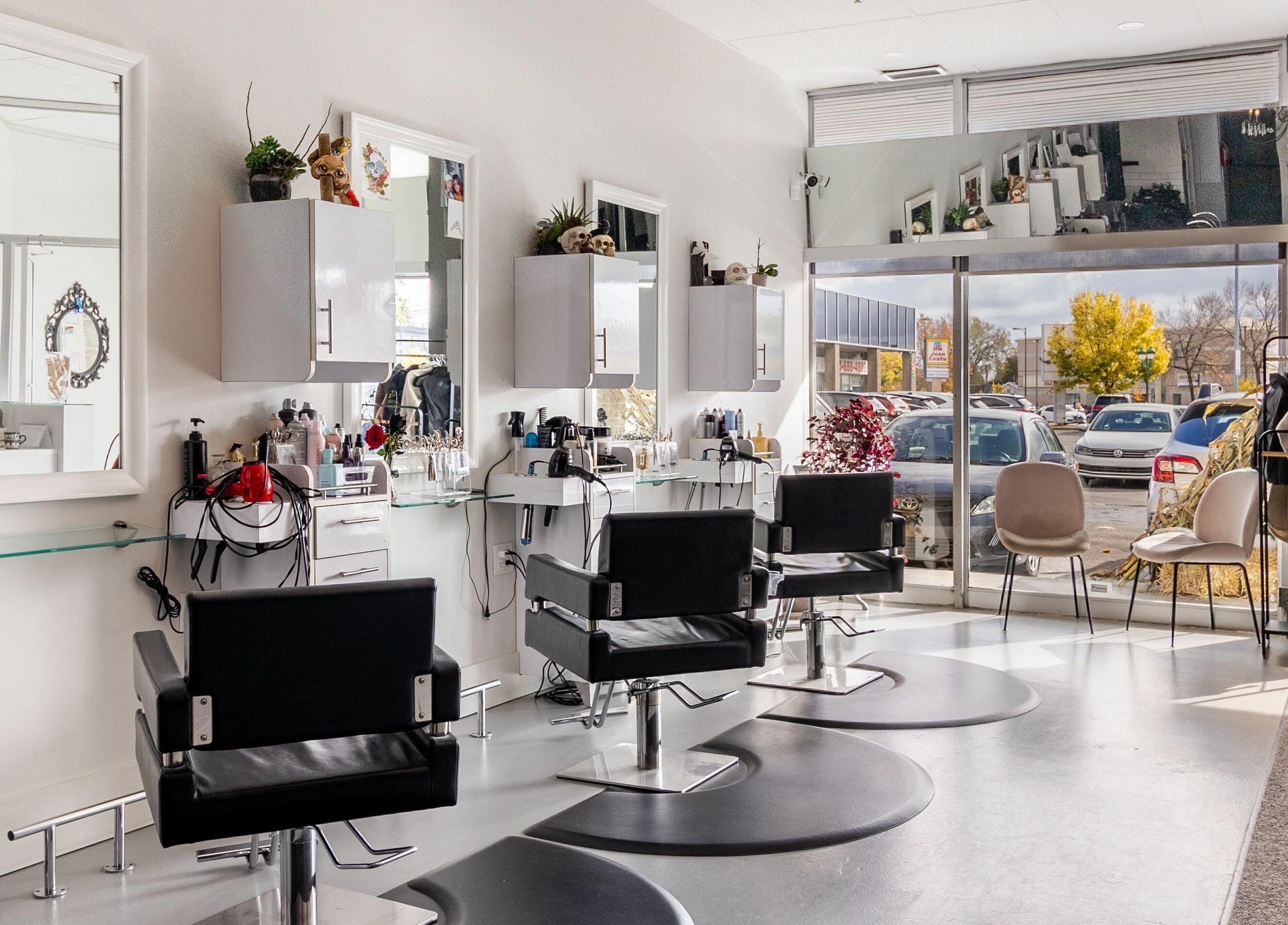 Bright, stylish interior of Lolo's Salon in Laval, Québec, CA featuring sleek black chairs and spacious layout.