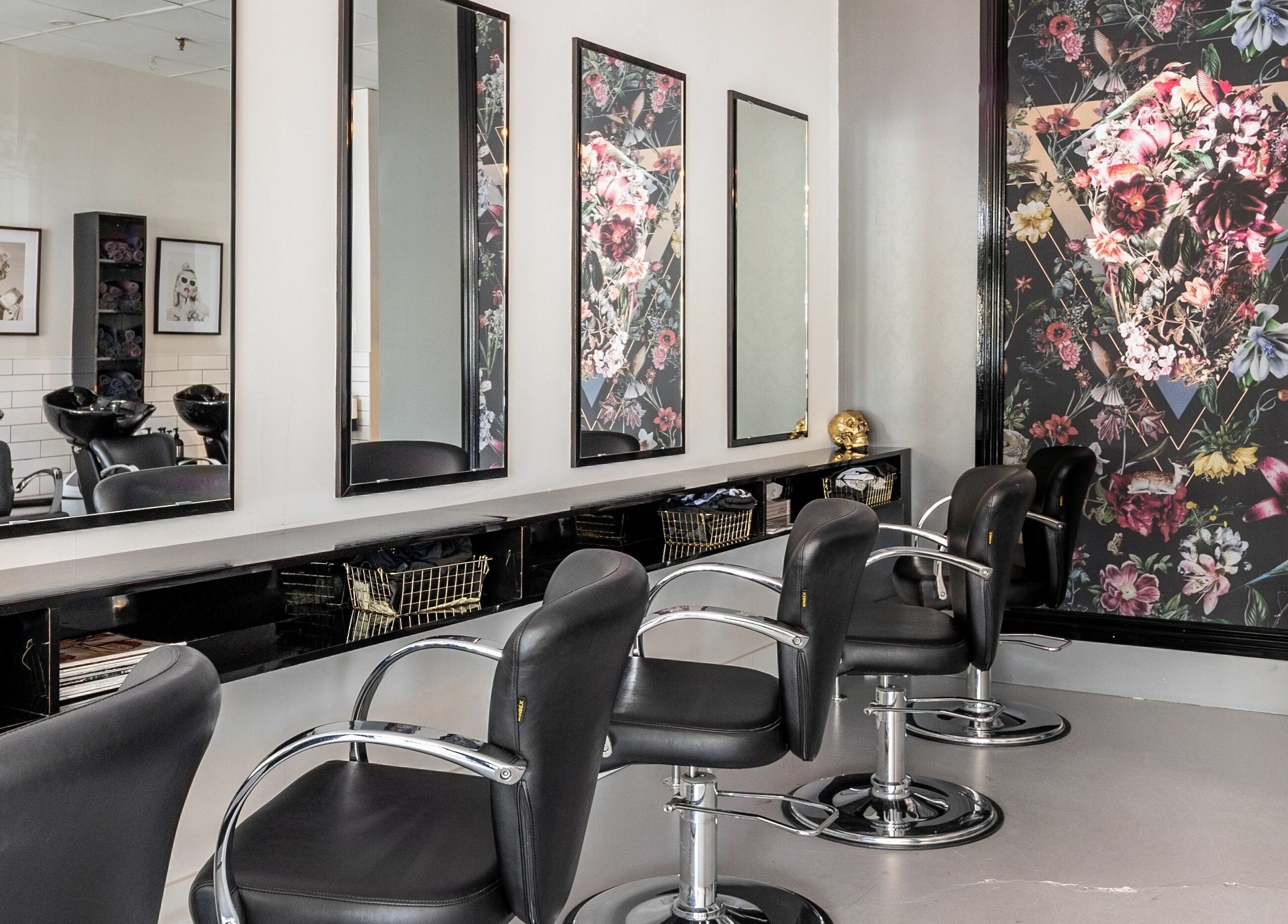 Modern styling chairs and floral decor at Lolo's Salon, Laval, Québec, CA.