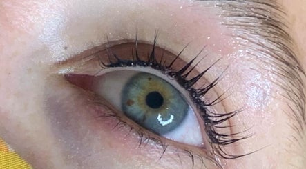 Close-up of enhanced eyelashes at That Glow, Melbourne, Victoria, AU, showcasing detailed beauty work.